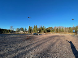 Yleisn�kym� etel�st�. Kaatopaikka oli t�m�n parkkipaikan ja jo silloin olemassaolleen tien takana, miss� nyt on puita.