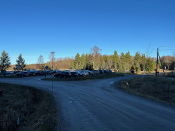 Yleisn�kym� l�nnest�. Kaatopaikka alkoi parkkipaikan kohdalta ja oli t�st� p��st� parkkipaikan levyinen.