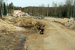 Kaatopaikka Siilitien suunnasta huhtikuu 2002, suurin osa saastuneesta maasta on poissa