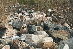 Alueella on runsaasti louhetta