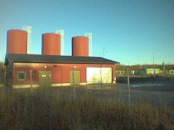 Ekokemin rakennus, taustalla kaasupoltin